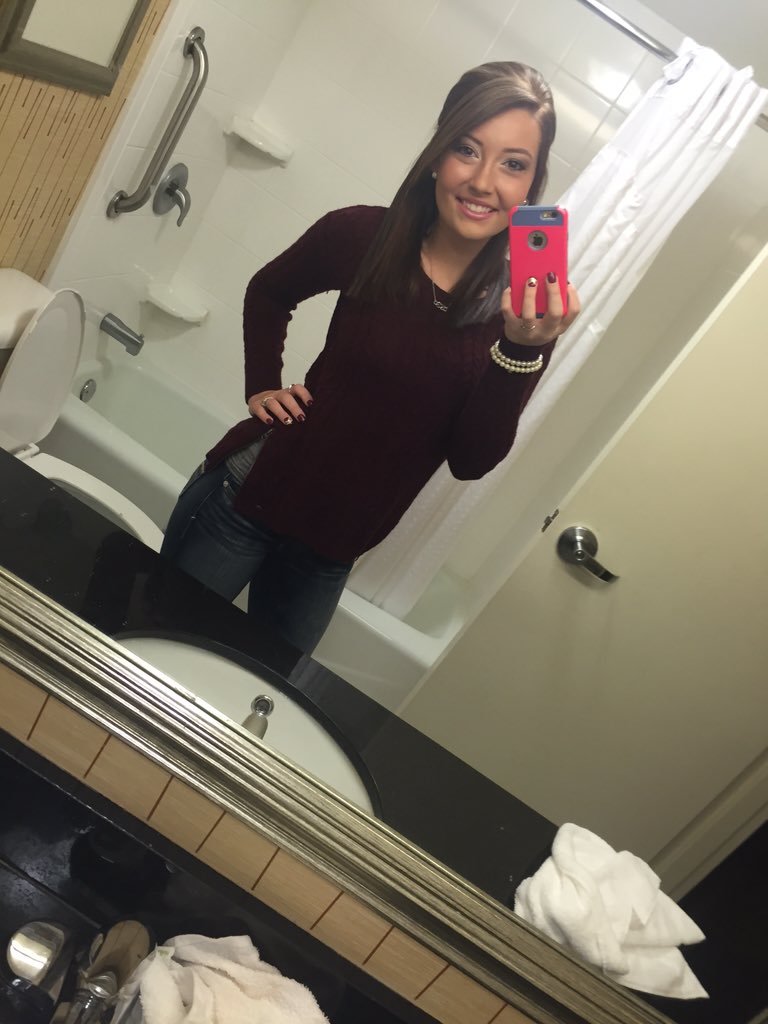 FayeKandis's tweet photo. #betacon16 #seniorbeta 🎉😩🤘🏻 https://t.co/269TUP55Ye