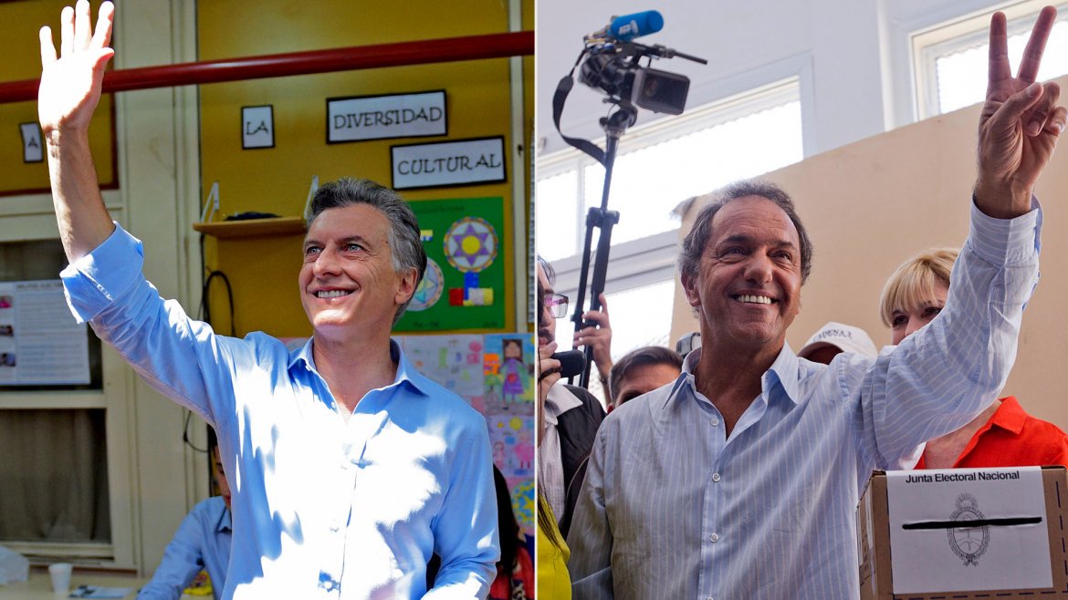 infobae's tweet photo. #Elecciones2015 El primer ballotage presidencial ingresó en su etapa final https://t.co/RtuMFv8kCS https://t.co/w82K8usYGN