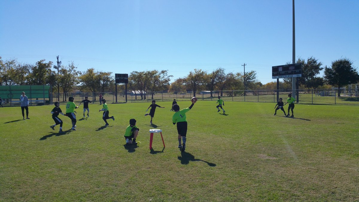 texaselite7on7's tweet photo. Winter League 7on7 week 2 action Raiders vs Vipers #7on7 #qbtee #gamebreakerhelmets https://t.co/l2ERxP3pod