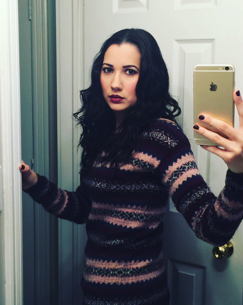 isabelladagher's tweet image. When it takes you an hour to curl your hair... It calls for a bathroom #selfie. #straighthairproblems