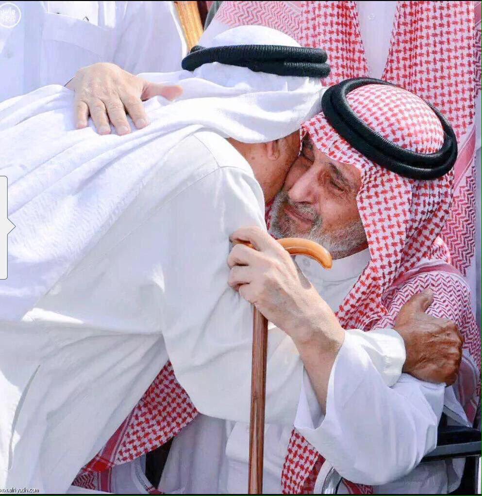 New_M3lomat's tweet photo. صور 

آخر الصور للأمير #بندر_الفيصل في وفاة أخيه الأمير #سعود_الفيصل -رحمهم الله-

#وفاة_بندر_الفيصل #السعودية
- https://t.co/BDZk9IlQDf