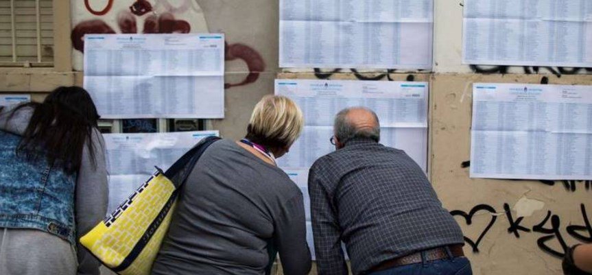 clarincom's tweet photo. Buena concurrencia para el #balotaje histórico entre Scioli y Macri https://t.co/2o0xUOBDOE https://t.co/aixZcYitik
