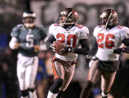 PhilaFanCentral's tweet image. Whether it&apos;s 2002 or 2015, the Tampa Bay Buccaneers continue to rip our hearts out in Philadelphia.