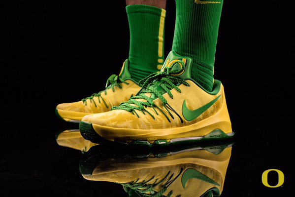 OregonMBB's tweet photo. Uniform Tweet: We are wearing GREEN for the first time @MattArena (and for the first time in Eugene since...?). https://t.co/WfZwvBIigj