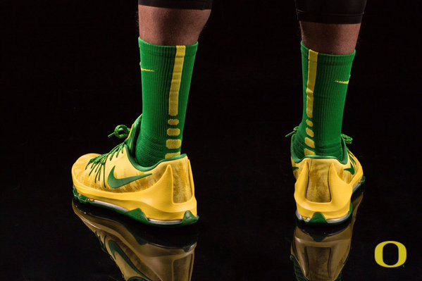 OregonMBB's tweet photo. Uniform Tweet: We are wearing GREEN for the first time @MattArena (and for the first time in Eugene since...?). https://t.co/WfZwvBIigj