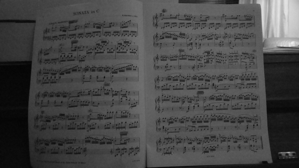ChasedByBadguys's tweet photo. Mozart....ffs. #mozart #piano #mozartyoutwat https://t.co/g0d2M6VU47