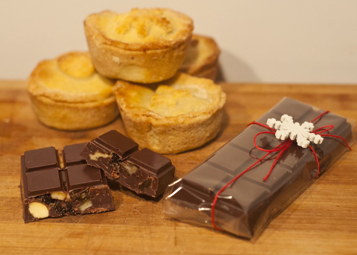 kattweaver's tweet photo. Mince pie chocolate bar you say? Organic? Brandy laiden? https://t.co/kFlbi7hK8b 🎄❤💚 https://t.co/CAVnoM8GT5