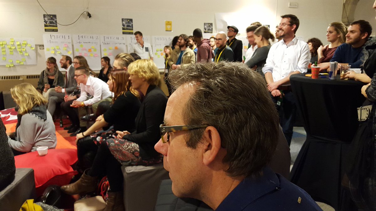 HugoterSteege's tweet photo. In afwachting van de uitslag #broedweekend sociaal. Juryvoorzitter Barbara Geurtsen #bijkatrien #kamervandoen. https://t.co/h6JfIZEACz