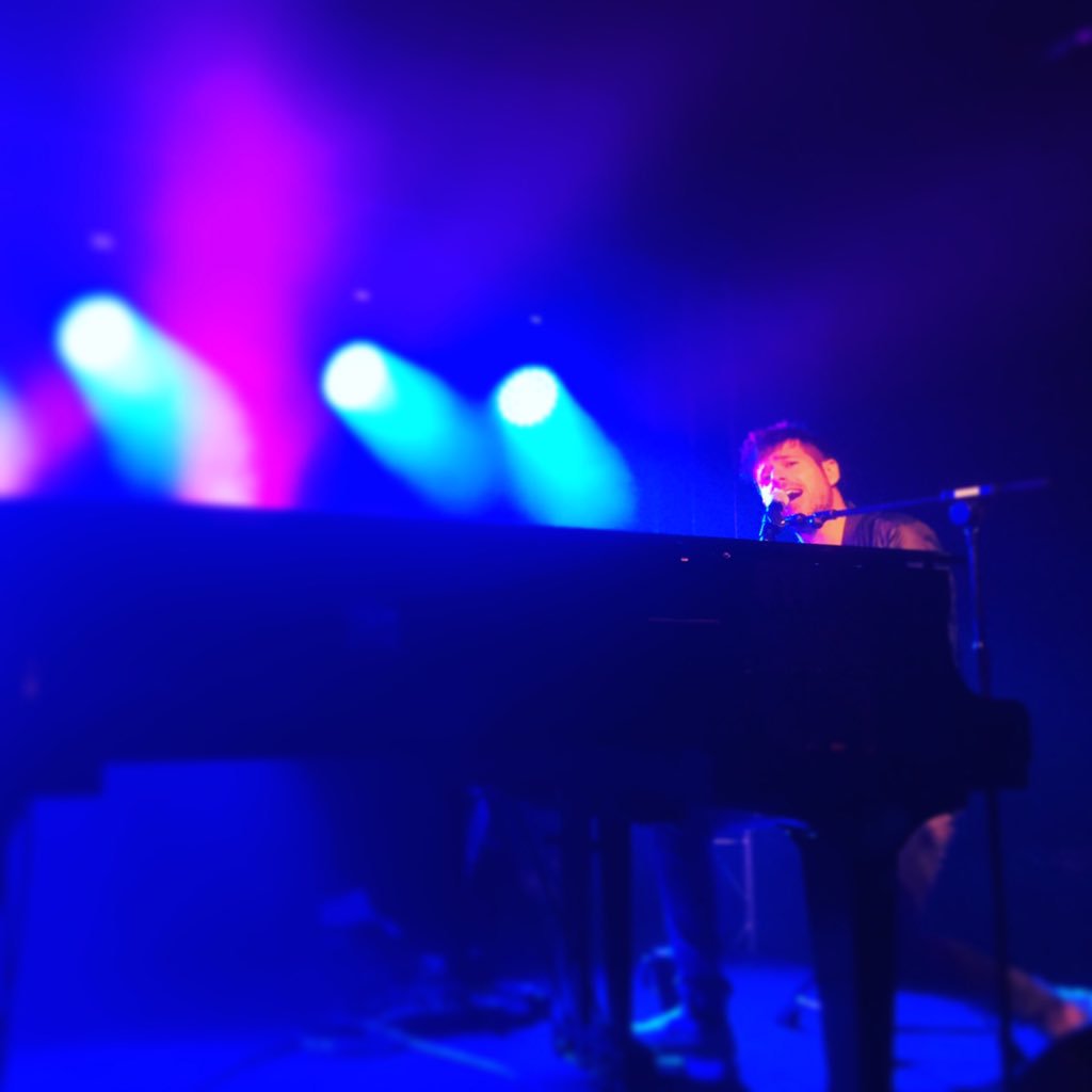drsergigodia's tweet photo. Aiii Pablito, Pablito... No se que nos das pero... Mágica noche la de @salamanolita en #Lleida cc @PabloLopezMusic https://t.co/OTbogCaUgw