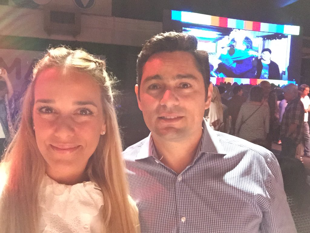 liliantintori's tweet photo. Con mi hermano @carlosvecchio acompañando al nuevo Presidente de todos los Argentinos https://t.co/r5AEMmtX3o
