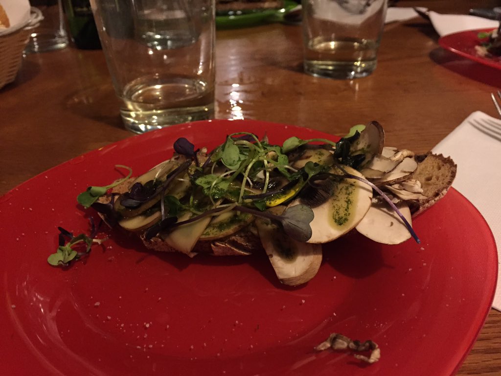martibk's tweet photo. Cena #vegana con @EspacioReflex : coca de berenjena ahumada con portobellos y Olivas de kalamata https://t.co/ftqklLQuPr
