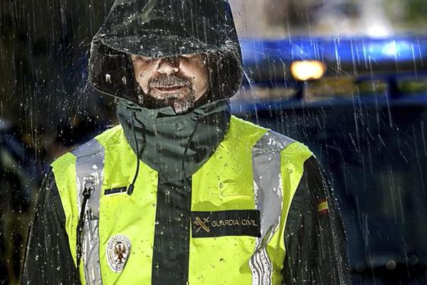 guardiacivil's tweet photo. 24h x 365 días a tu servicio al pie del cañón
Haga frío o calor, llueva o nieve

Velamos por ti #YLoSabes https://t.co/NFPv4iNMDo