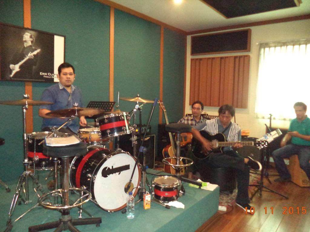 conductor_yus's tweet photo. Bersama Alaska band dr Bojonegoro https://t.co/JNiJfrHWqv