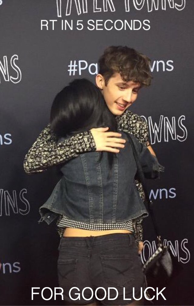countdownsivan's tweet photo. WAIT OH MY GOD I DIDN'T EVEN NOTICE THAT WHEN I MET HIM #TroyeFeels https://t.co/nakzrOZqsI