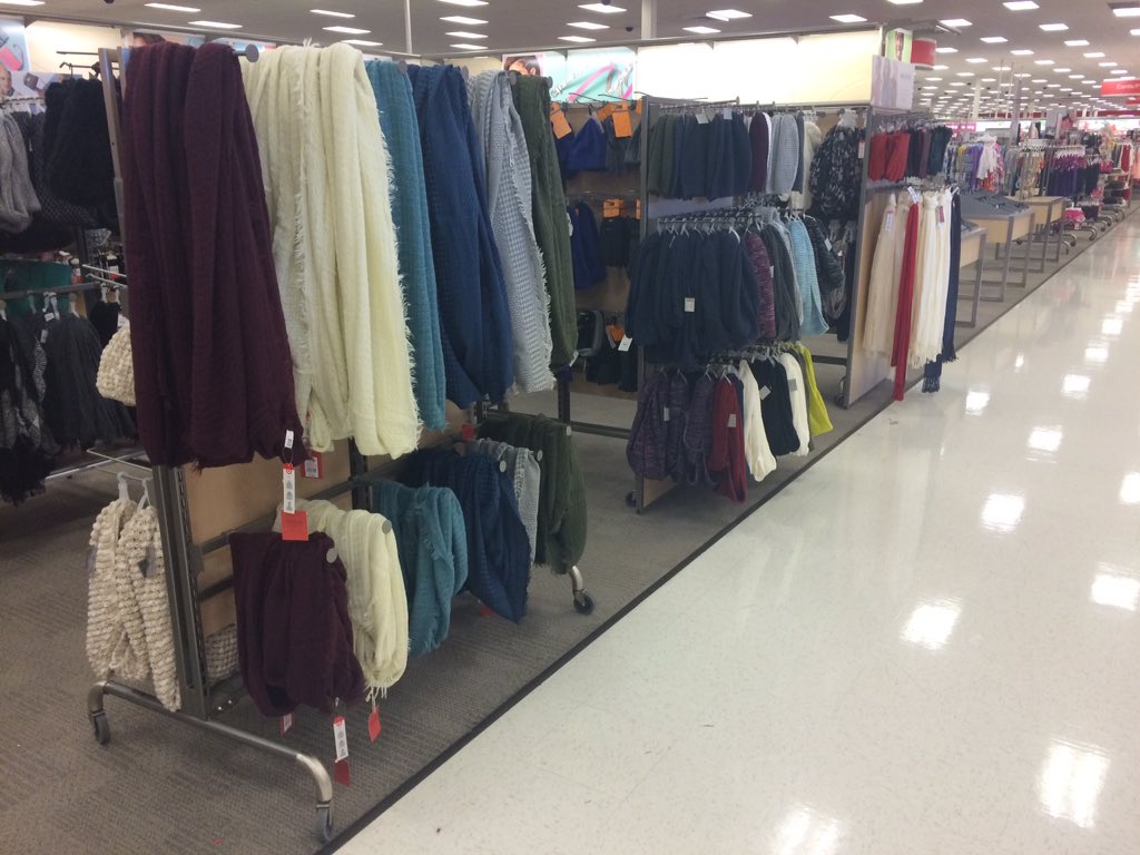 JustinT1495's tweet photo. Already have flurries in Western NY and T2528 is ready! #inthestoreonthefloor #gosales #VML @nroyal13 @JimHogan23 https://t.co/HJ22VyUpEO