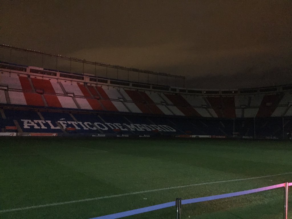imanoleg_'s tweet photo. Es bonito de la hostia. Pero de noche tiene un aura especial. https://t.co/42O7z7mBvX