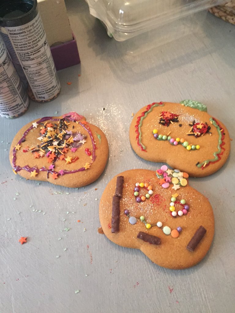 gobakecakes's tweet photo. Combining the season #christween
#Cookiedecorating πͺππ
#family time with aunty @runellie1 πππππ
#christmasiscoming https://t.co/MvCVMOeQ22