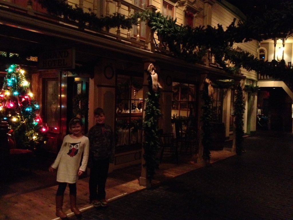 Jearnie10's tweet photo. Christmas time in old town! #rbcmuseum #yyj https://t.co/Zl9JCLdLwy