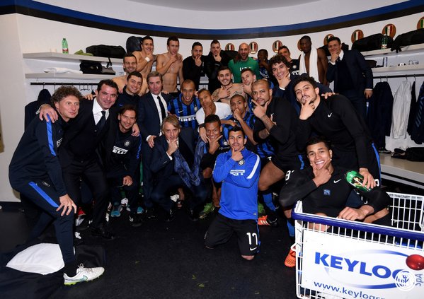 Inter_en's tweet photo. We win as a team! And, just as ever, #epicBrozo! 😁😁😁 #ForzaInter #Amala https://t.co/WFjewblKGt