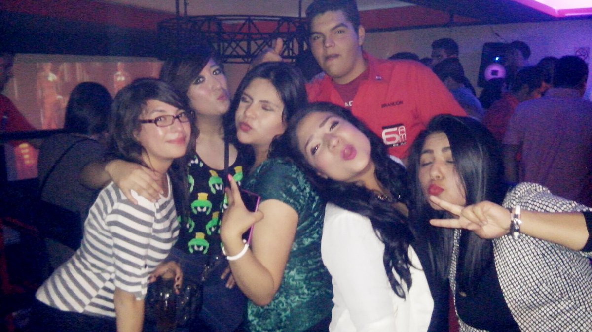 beeycuevas's tweet photo. Tachenos de románticas jajaja #fiesta #MasCopas #YoSi https://t.co/6yhnu4vWqp