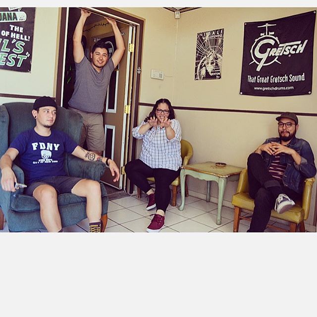 MyMacheteMusic's tweet photo. Derek had diarrhea today. Send him your well wishes 😰💩 #MyMacheteMusic #Sunday #ClenchedButtcheeks #PrayForDerek https://t.co/RyVAamT5R8
