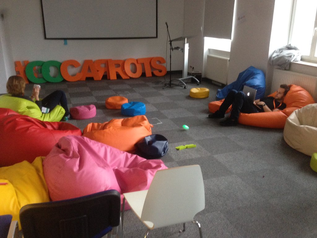 karaluszyca's tweet photo. #sphero można zaprogramować :) #pycodecarrots testujemy! @OlaWaliczek & #codecarrotswroclove - dziękujemy! https://t.co/z5V0QSQ1fM