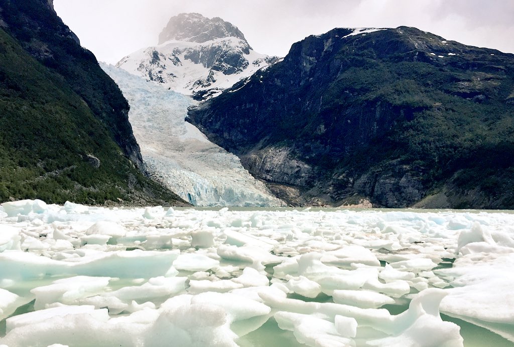 FotoEscapada's tweet photo. Gran día navegando hasta los glaciares Balmaceda y Serrano, culminado con un rico asado al palo! #EscapadaAustral https://t.co/gDX4lvsfIY