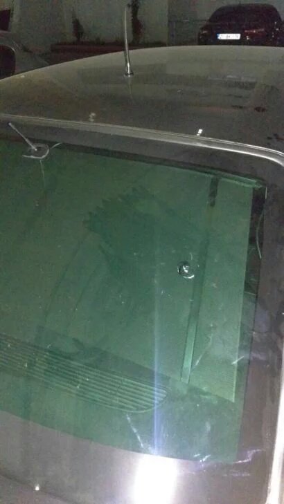 blutarski_bluto's tweet photo. Tentato assassinio contro co-presidente #HDP @hdpdemirtas proiettile contro la sua auto a #Diyarbakır #Turchia https://t.co/1YezQFQ2W0