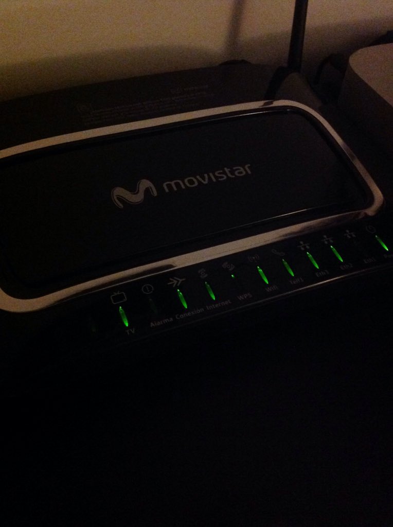 PakoTTR's tweet photo. @Movistar quiero una #SolucionYa ? Segundo router, y va igual de mal que el primero. La wifi funciona "ni pa tras" https://t.co/nfNPL5hNtY