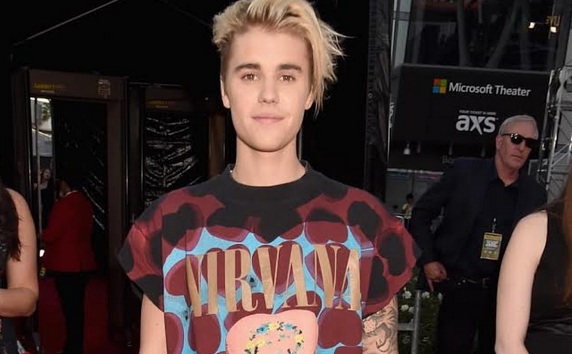 umusic's tweet photo. Perfect way to end the night 💋👌 #BieberOnAMAs // MUST. GO. LISTEN. TO. #PURPOSE. STAT >> https://t.co/IIsFLXC3pq https://t.co/Ma2H1rMSGu