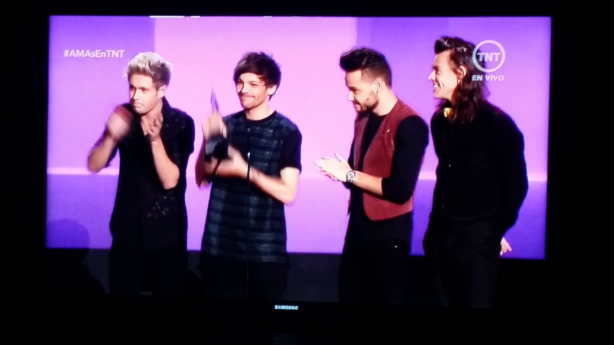 BryanAndresO's tweet photo. #AMAsEnStudio92 @Studio92 como no sentirnos orgullosos ,2 años ganando como mejor artista del año🙌 #Directioners. https://t.co/twjgQqi7Py