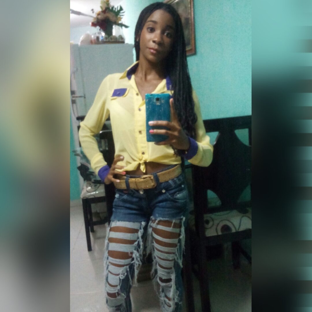 Jhozca's tweet photo. "Tan absurdo y fugas es nuestro paso por el mundo,  que solo me deja tranquila saber que he sido autentica" https://t.co/r7th9hCv0o