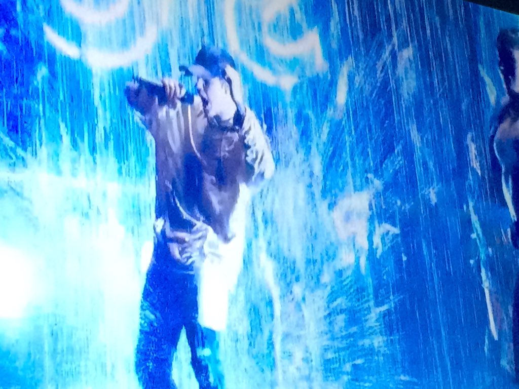 _butbruna's tweet photo. @justinbieber   ❤️👁 #BieberOnAMAs https://t.co/lBW5NZ8szj