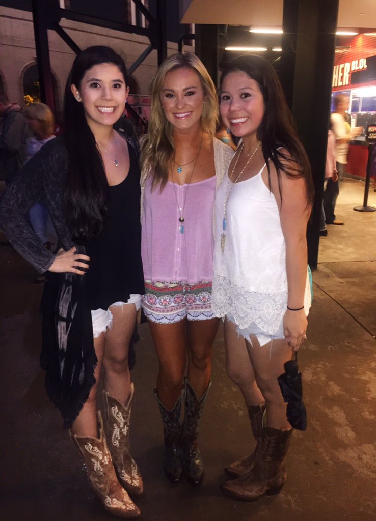 Gabby_Elisse's tweet photo. Still can't believe I met one of my fav Dallas Cowboys cheerleaders last year 💙 @ashleypro https://t.co/niYpH9Seiv