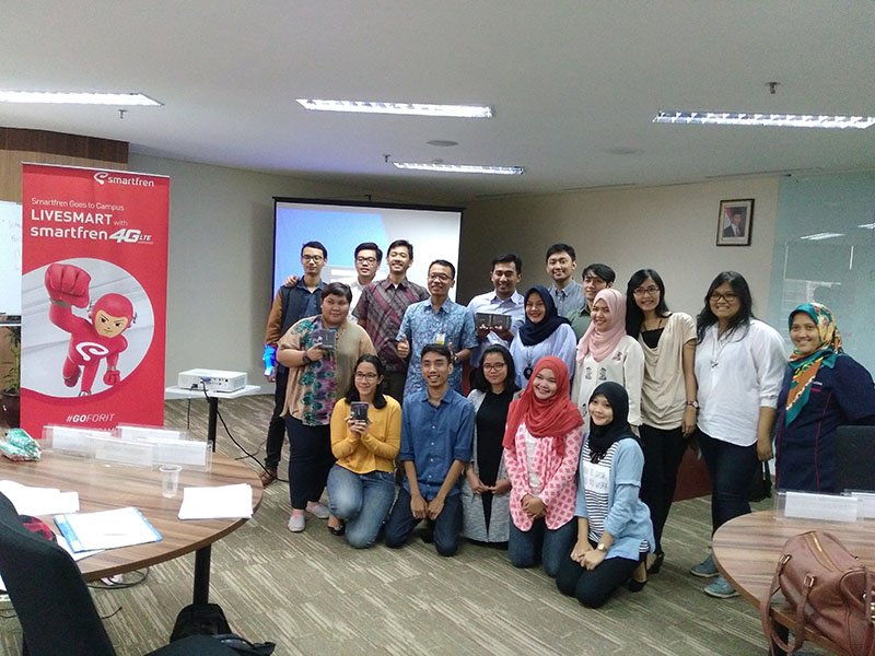 smartfrenworld's tweet photo. Ini sesi foto bersama peserta workshop #LiveSmartCommunity Tweeps. Seru banget ya :) #GoForIt https://t.co/dxIOHT3dvL