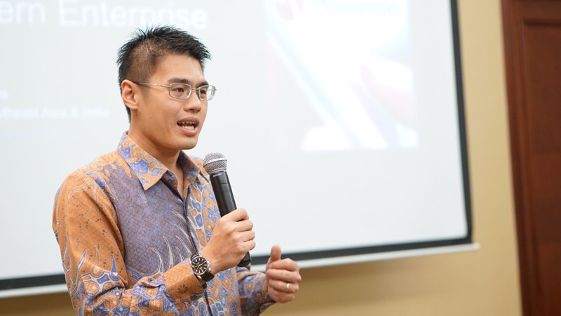 Q2_Technologies's tweet photo. Q2 Director of Sales Stephen Tjokro gives an opening speech at Q2 &amp; @mobileiron breakfast meeting TODAY https://t.co/qIPSTVosa8