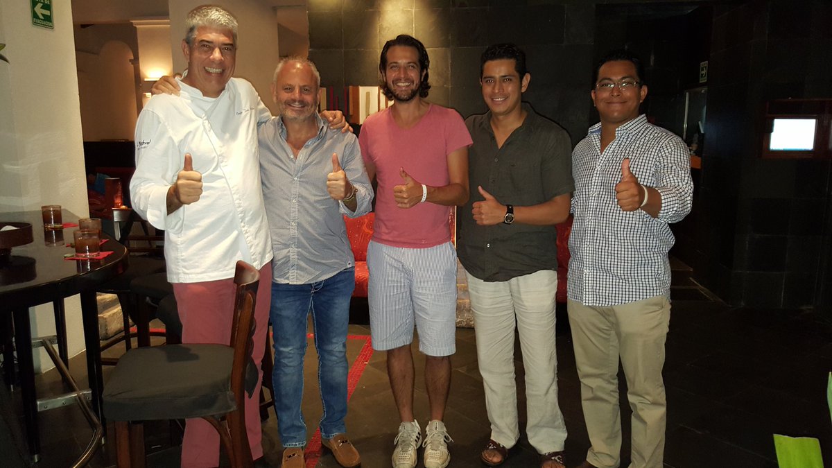 En Vallarta  nadie tiene mezcales solo <a href="/cafedeartistes/">CaféDesArtistes</a>   de <a href="/ThierryBlouet/">Thierry Blouet</a> <a href="/GossFer/">Fernando Goss</a> <a href="/ViajaBonito/">ViajaBonito</a> @rocavelez