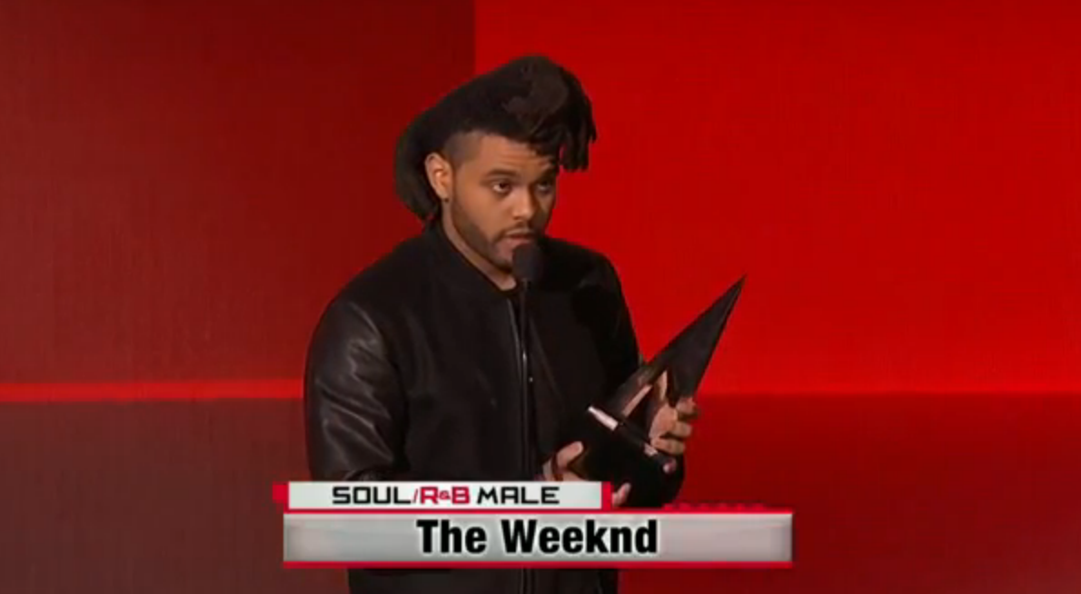 AMAs's tweet photo. .@theweeknd brings home Favorite Male Artist - Soul/R&amp;B! Congrats! #TheWeekndAMAs #AMAs https://t.co/pOTLpXOLum