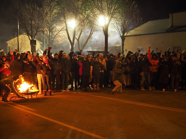 Harold_Jessen's tweet photo. Protesters stand together in the cold #4thPrecinctShutDown #Justice4Jamar @BlackLivesMpls https://t.co/IcyYimIycO https://t.co/TVprsKSPL3