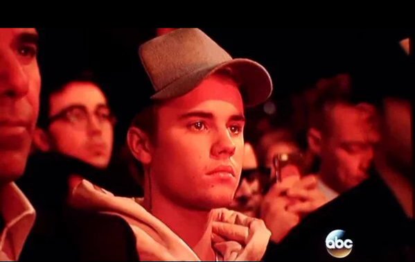 holyfvckbiebs's tweet photo. haria lo que sea para estar a tu lado y no verte asi nunca mas #BieberOnAMAs https://t.co/mhqyPzBvnL