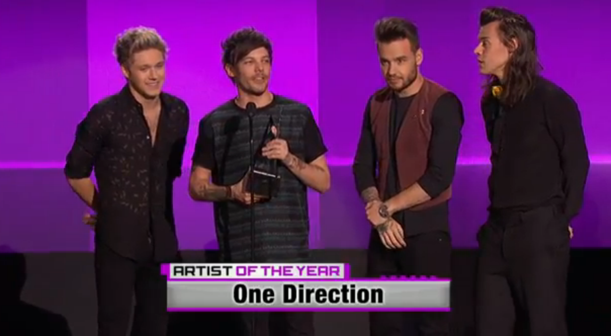 AMAs's tweet photo. YAAASSS! 😍 @OneDirection won #AMAs Artist of the Year!! 👏 Congrats! #AMAs1D https://t.co/blt3SeZh2u