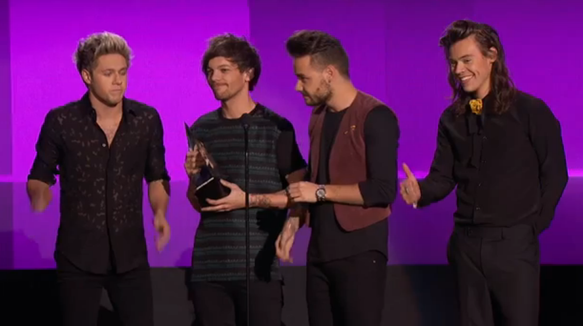 AMAs's tweet photo. YAAASSS! 😍 @OneDirection won #AMAs Artist of the Year!! 👏 Congrats! #AMAs1D https://t.co/blt3SeZh2u