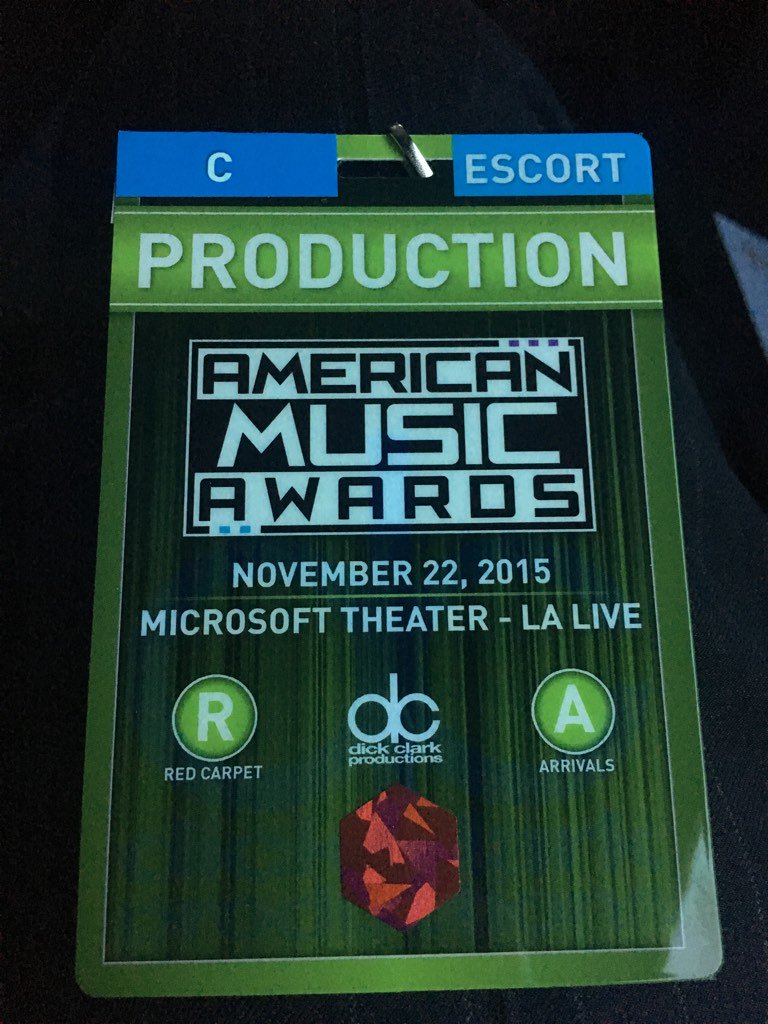 ta44444444's tweet photo. Tonight's #AMAs are going to be insane! Tune in to @ABCNetwork at 8pm @justinbieber @onedirection @JLo  @billboard https://t.co/ZuVqJ7Q3s0