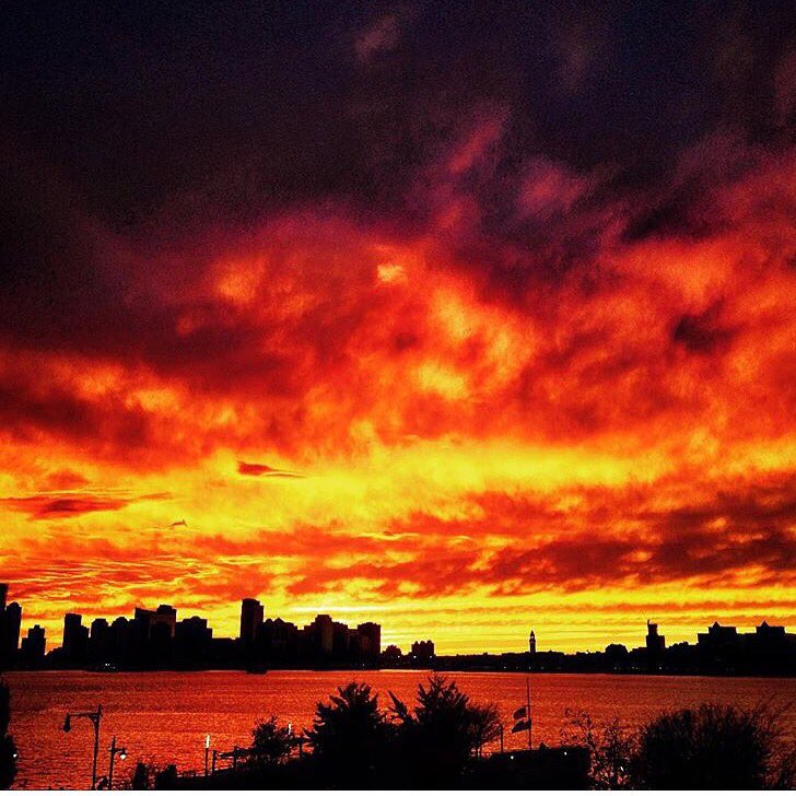 Yesenia212's tweet image. #fierysunset #nigelbarkerphoto #nyc #sunset #fire #skies