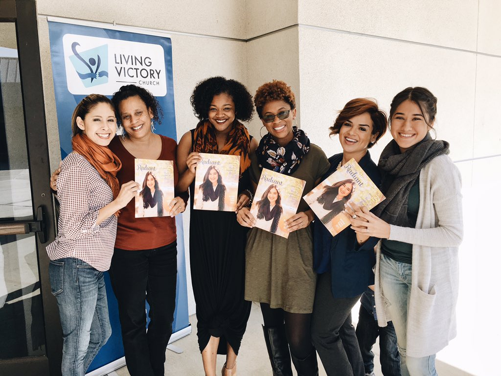 SimplyRadiantMg's tweet photo. #SRMag Staff formally releasing this seasons' Magazine! #Simplyradiantmagazine #Fallissue2015 https://t.co/f9CwPEYUwl