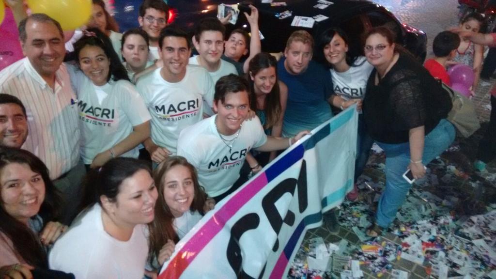 RoffeCarlos's tweet photo. En San Francisco festejamos. La etapa que estamos comenzando hoy,nos llena de alegría y esperanza. #MacriPresidente. https://t.co/uxod6FfqLC
