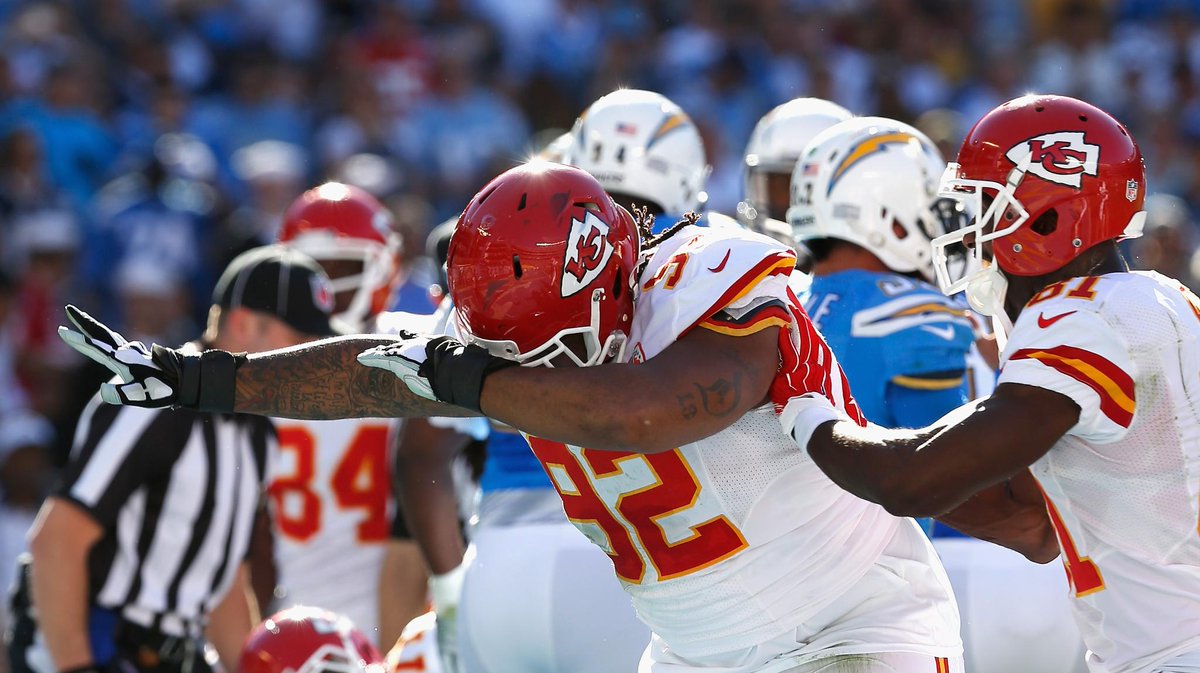 SportsCenter's tweet photo. Kansas City is on a roll! Chiefs have won 4 straight, including today's 33-3 win over Chargers, after starting 1-5. https://t.co/3hUfKIxxSx