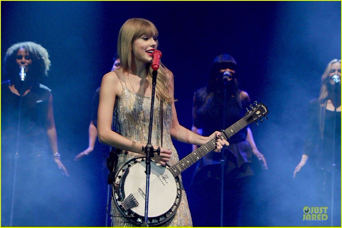 JamesFrancoCF's tweet photo. Taylor Swift performa "Mean" (seu atual single) no programa da Ellen. https://t.co/tqMLQ8nlGG