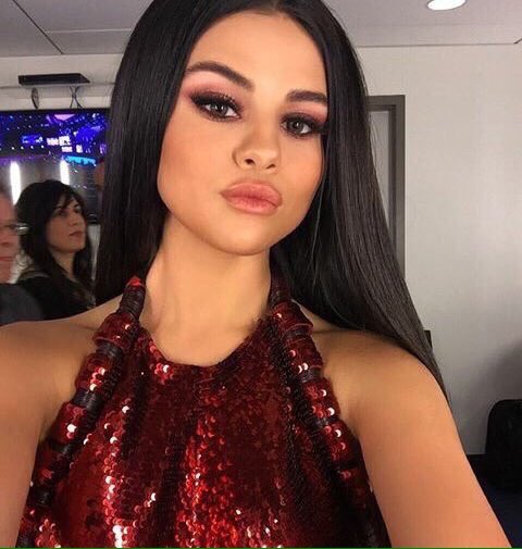 BROOKETElRA's tweet photo. Melhor selfie que ela já tirou na vida, gente olha o rosto eu ainda estou em choque #RevivalAMAs https://t.co/iB3LYyYeij