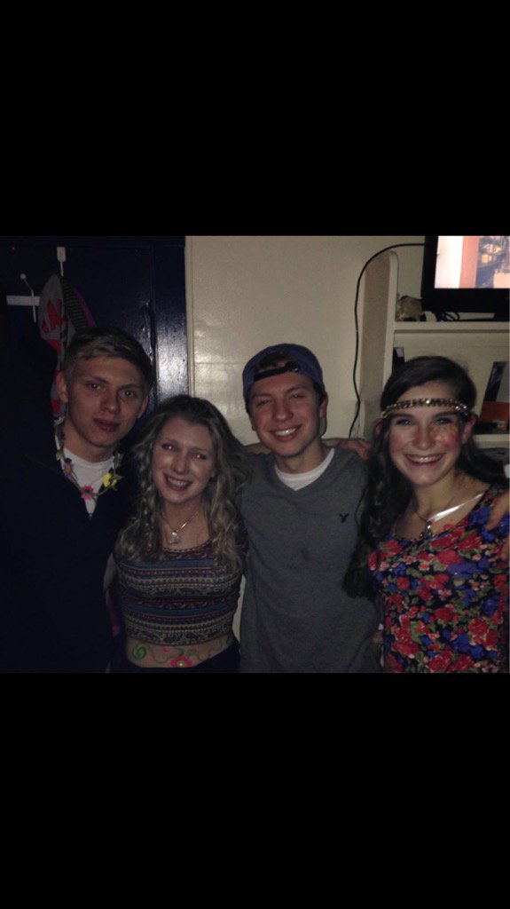 RobLuden's tweet photo. Happy Birthday @mandamcgee12 #FlubFam 🍻 https://t.co/3uEKQnDbCn
